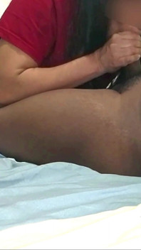 Rotes t-shirt riya gibt blowjob und sperma