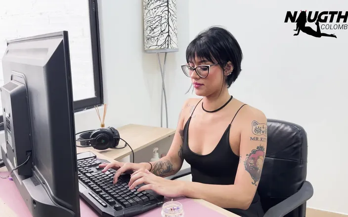 NaughtyColombia: A garota do call center se masturba com seu cliente