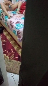 Jej przyrodni brat szpieguje ją, gdy sama wyraża mleko ze względu na dużą ilość jedzenia
