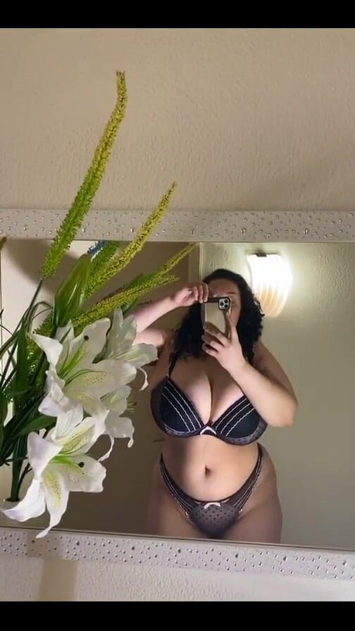 Anastasia Lux: Setul de lenjerie de astăzi arată ca acesta...