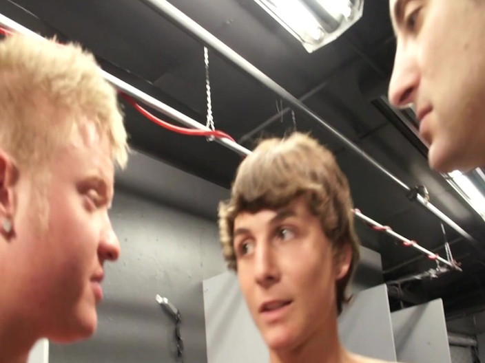 SEXUAL SIN GAY: Bareback twink scena 1 trio di ragazzi gay nello spogliatoio finisce...