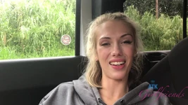 Vacanze virtuali- sky pierce si gode la spiaggia