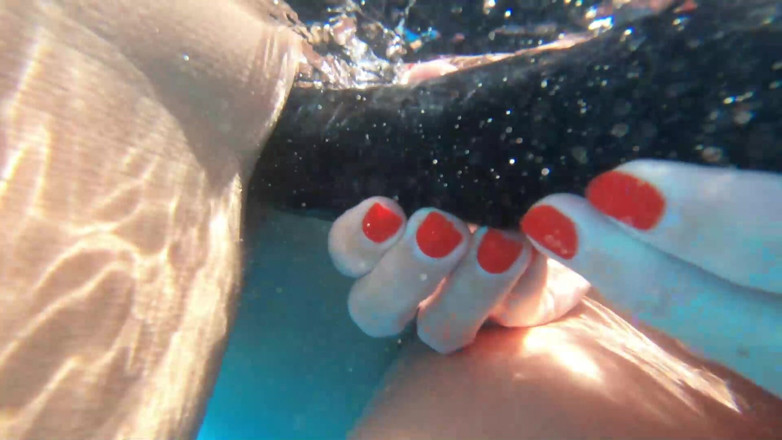 Cheyenne Rose 80: Plaisir avec un gode sous l’eau