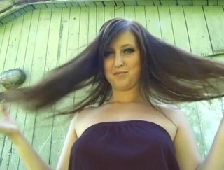 Flash Model Amateurs: Śliczna brunetka z dużymi cyckami pozuje nago na zewnątrz