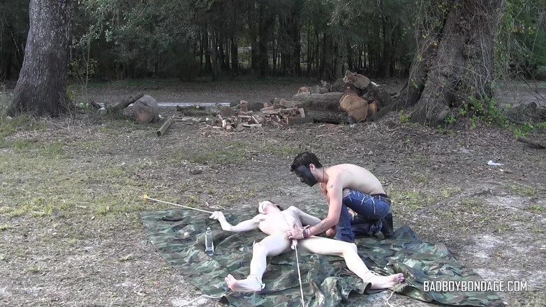 Bad boys bootcamp: ダミアンが防水シートにザッピングされる