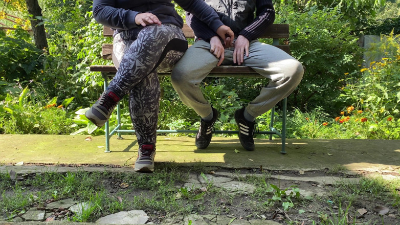 OurFetishLife: Atlética milf de leggings ajudou a fazer xixi fora