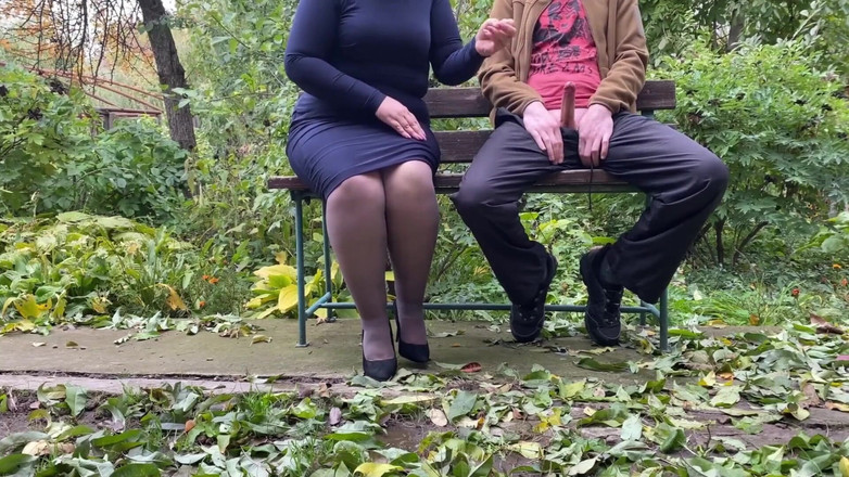 OurFetishLife: Kıvrımlı üvey anne, üvey oğlumu neyin heyecanlandırdığını biliyor - sıcak elbisesi ve becerikli...