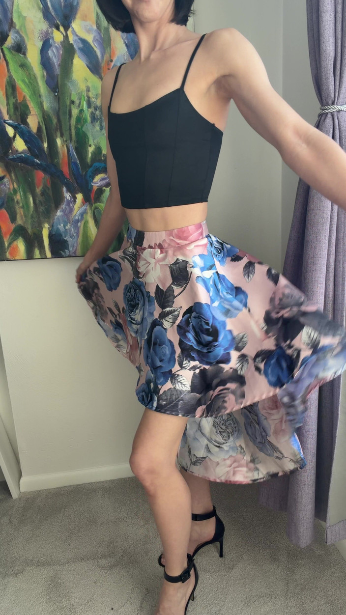 Ms_Emmy_Lynn: Skirt Satin Mengusik Tanpa Seluar Dalam