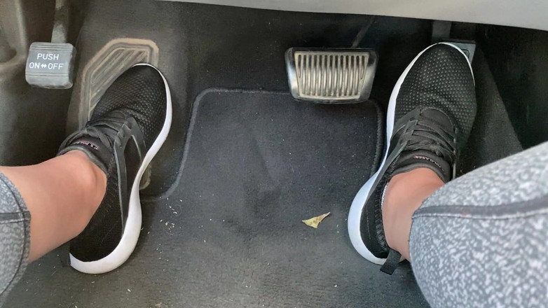 footivities: Mengepam pedal dalam kasut tenis oleh kaki ivy