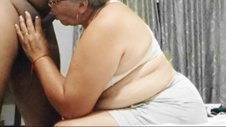 Milfta boohot: Analsex med en 70-årig Veteran MILF