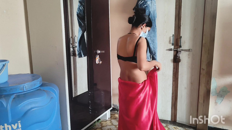 Desishycouple: देसी भाभी देवर के सामने कपड़े बदलते हुए।