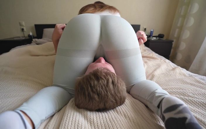 Booty_assx: Culo grosso seduta in pantaloni yoga grigi