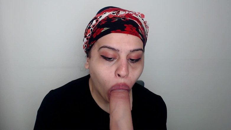 Evelyn Butt: Pelacur ini suka menelan kontol besar dan keras. Lidah panjang...