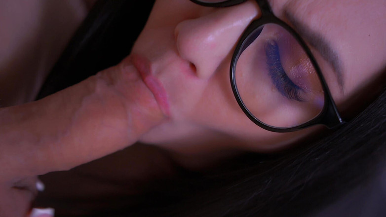 Muddy pussy: Wench si cewek super semok lagi asik nyepong kontol suaminya...