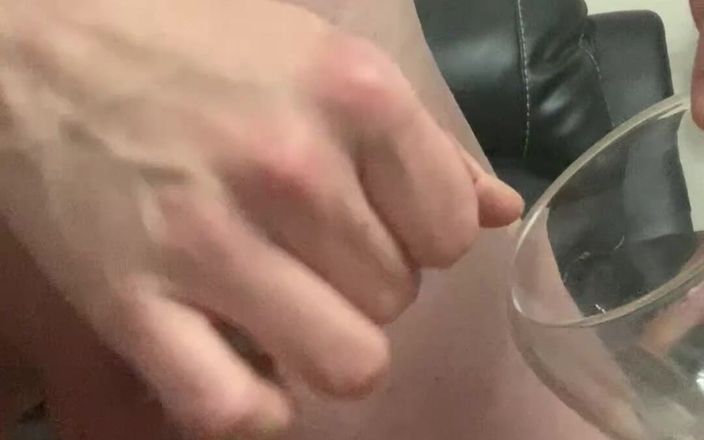 Number F 19: Відео від першої особи: крупним планом 3 рази в чашку