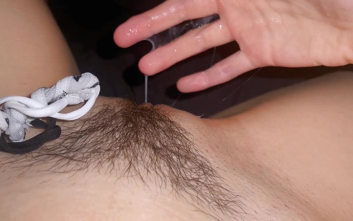 Petite Teen [deactivated]: Aku ingin masturbasi dengan kedua tangan, tapi aku memegang kamera....
