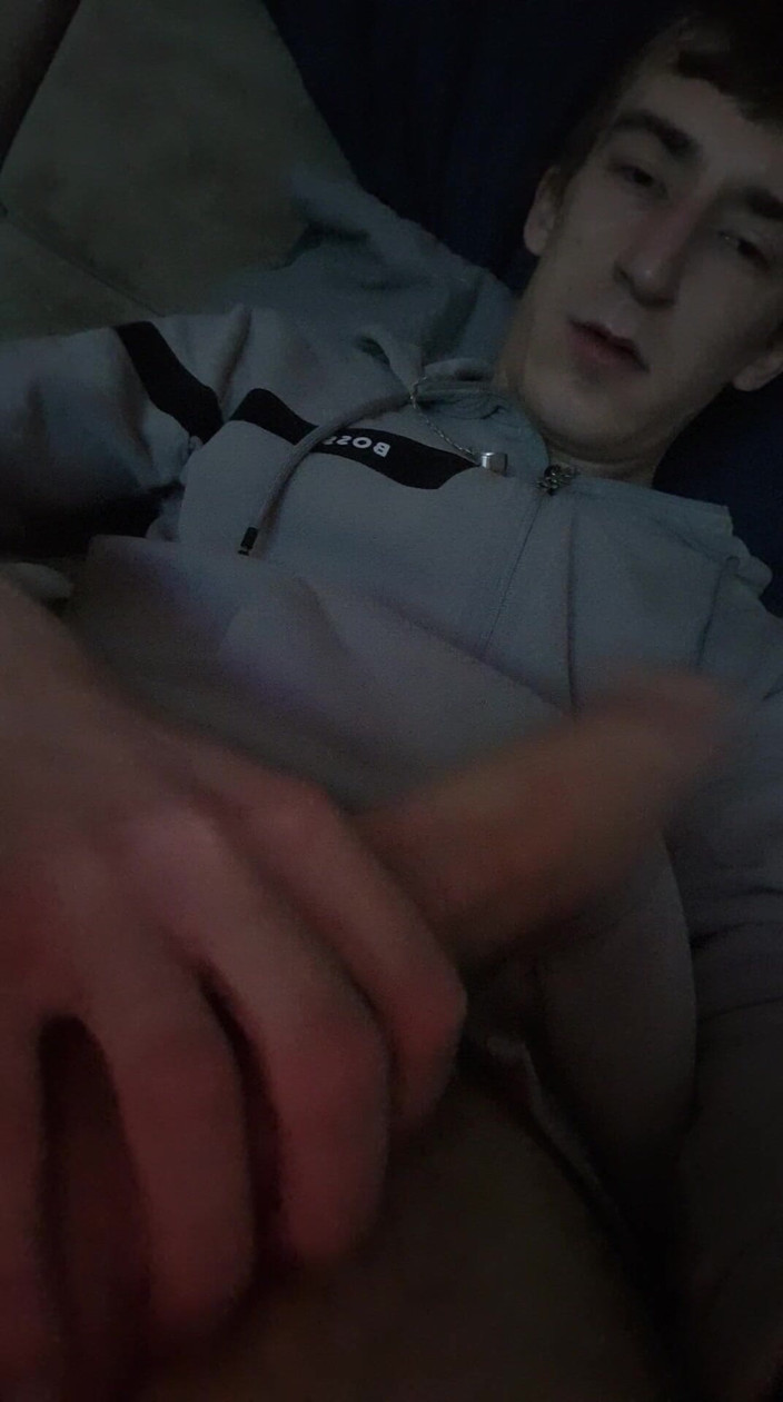 Adamross: Ragazzo magro si masturba e viene sborrato forte