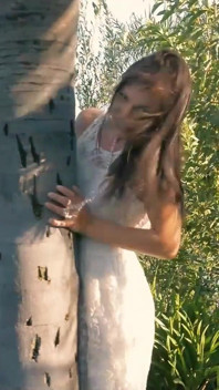 Madi meadows drückt ihre nippel hart, während sie ihre muschi mit dem fingert
