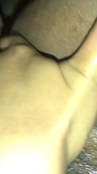 하얀 자지가 인도네시아 보지를 세게 박고 좆된 구멍에 물총을 뿜어냅니다.