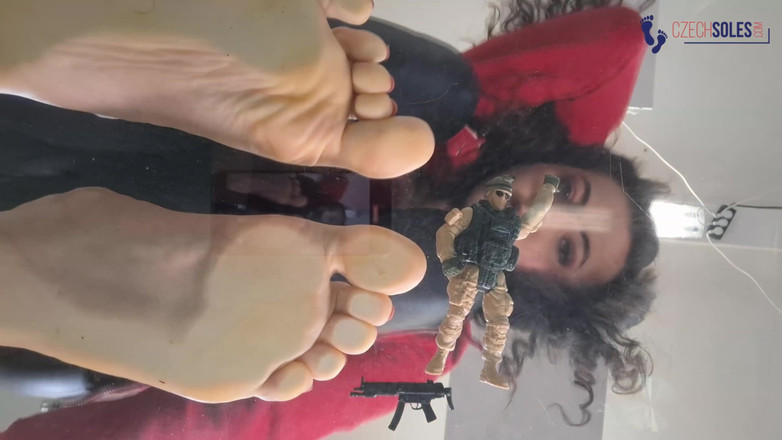 Czech Soles - foot fetish content: Riesengöttin Trampelt auf dem boden