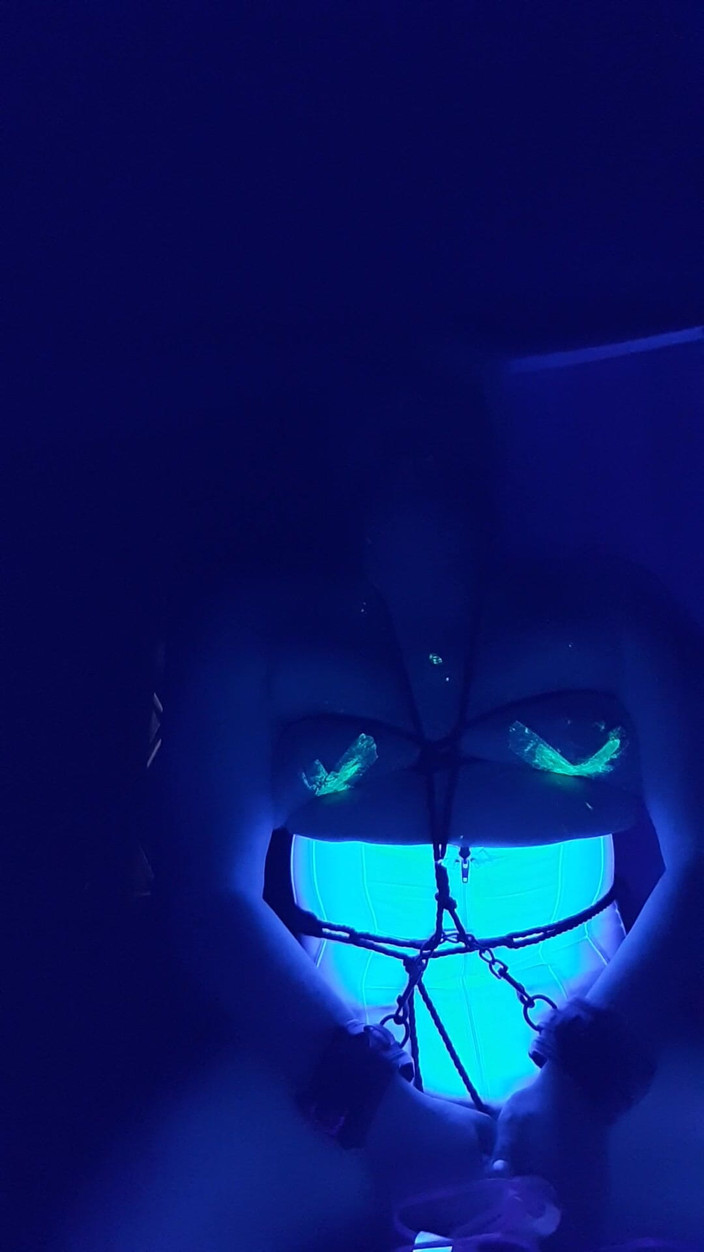 Roxxie rae page: Perhambaan lampu hitam