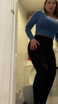 Je regarde ma belle-mère désespérée pisser sa chatte poilue !