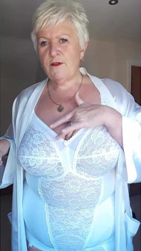 ¿quieres Que Te Conteste a Ti Vestida De Esta Manera?