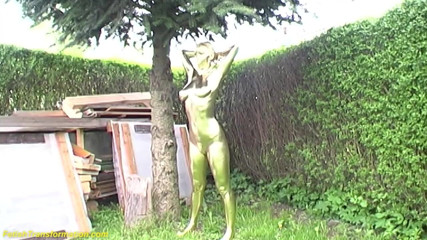 Fetish Islands: Una formosa tettona dipinta di metallo dorato all'aperto