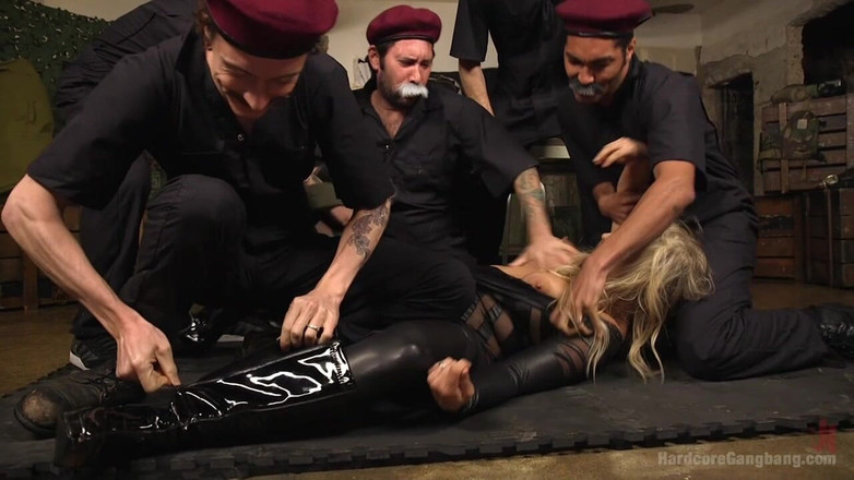 Hardcore Gangbang by Kink: Bionická bukkake děvka: parodie na bionickou ženu