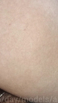 Schizzi di sborra da una dura scopata con il patrigno e il twink magro