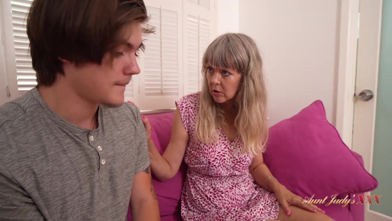 Aunt Judy's XXX: Auntjudysxxx - зріла мачуха Джеймі Фостер ловить свого пасинка за мастурбацією