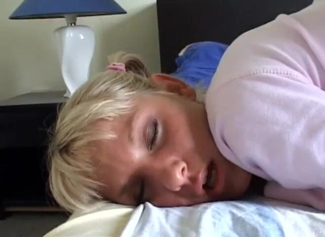 Hard raw sex: Fofa loira recebe sua bunda oleada dedada lentamente