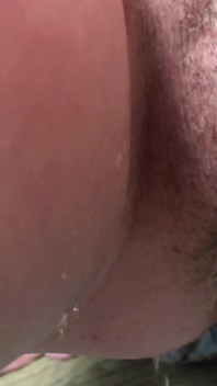 Tyvärr, men jag måste kissa. Du kan titta om du vill. Finger rövknull. Närbild av rövhål och fitta. Creampie.