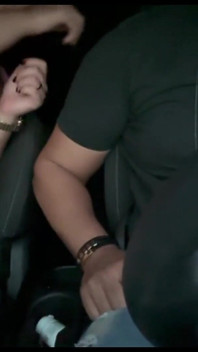 Ich habe dem App-Fahrer nach dem Fitnessstudio im Auto den Schwanz geblasen, er kam in meinen Mund