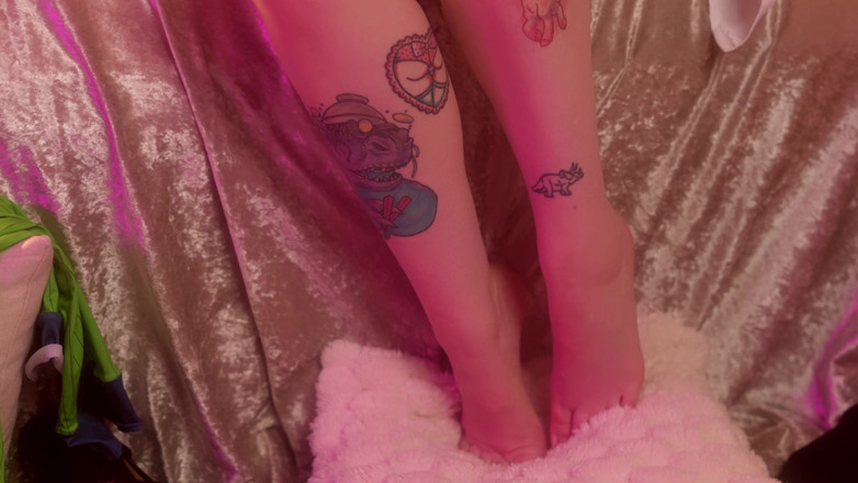 Em Yang: Mitsuri कपड़े उतारती है, खेलती है और खुद को अपने खिलौने से चोदती है