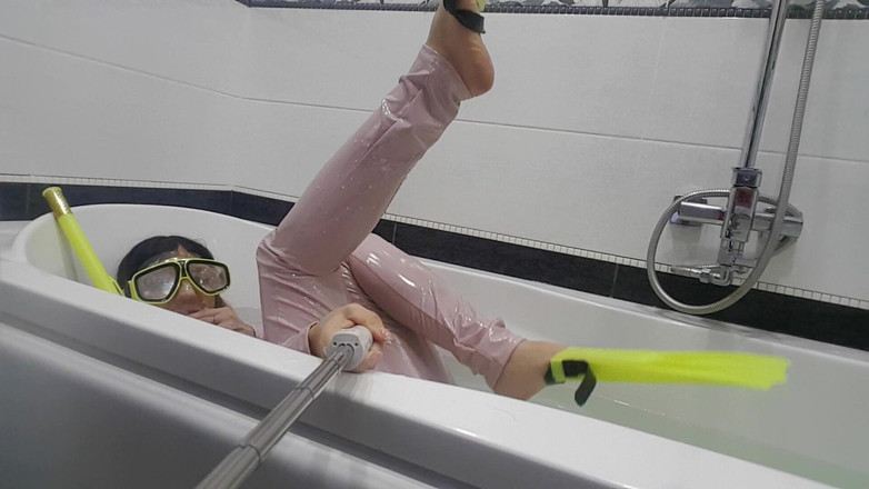 LarisaCum: Mám na sobě béžový latexový oblek a masku, hraji ve...