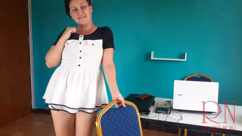 Regina Noir: Sexretary - sekreter amcığını gösteriyor. Patron videoda çıplak bir sekreteri vuruyor