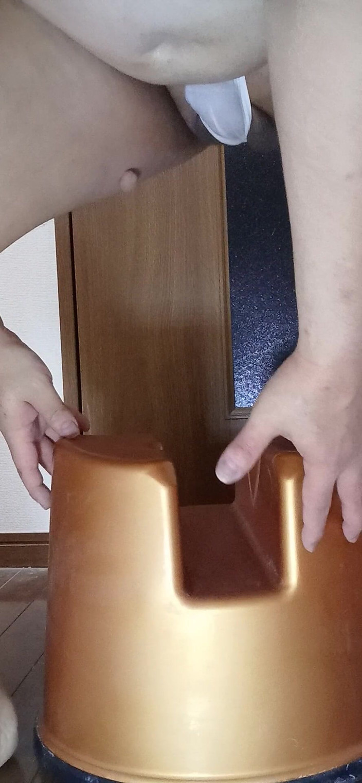 kei chan: 插入肛门振动器时化妆水玩耍