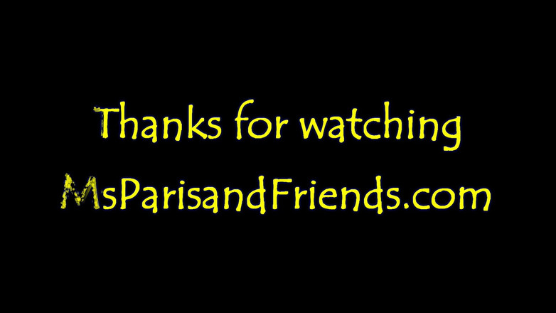 Ms Paris and Friends: 屋外でのお尻の露出とお尻の振れ