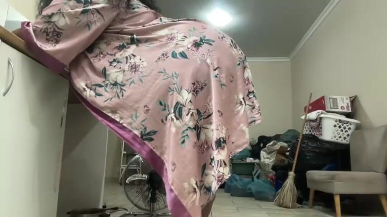 Legendary Booty Overdose: मोटी गांड वाली खूबसूरत विशालकाय महिला कपड़े उतार रही है