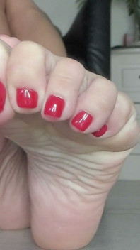 Close Toea and Red Toenails