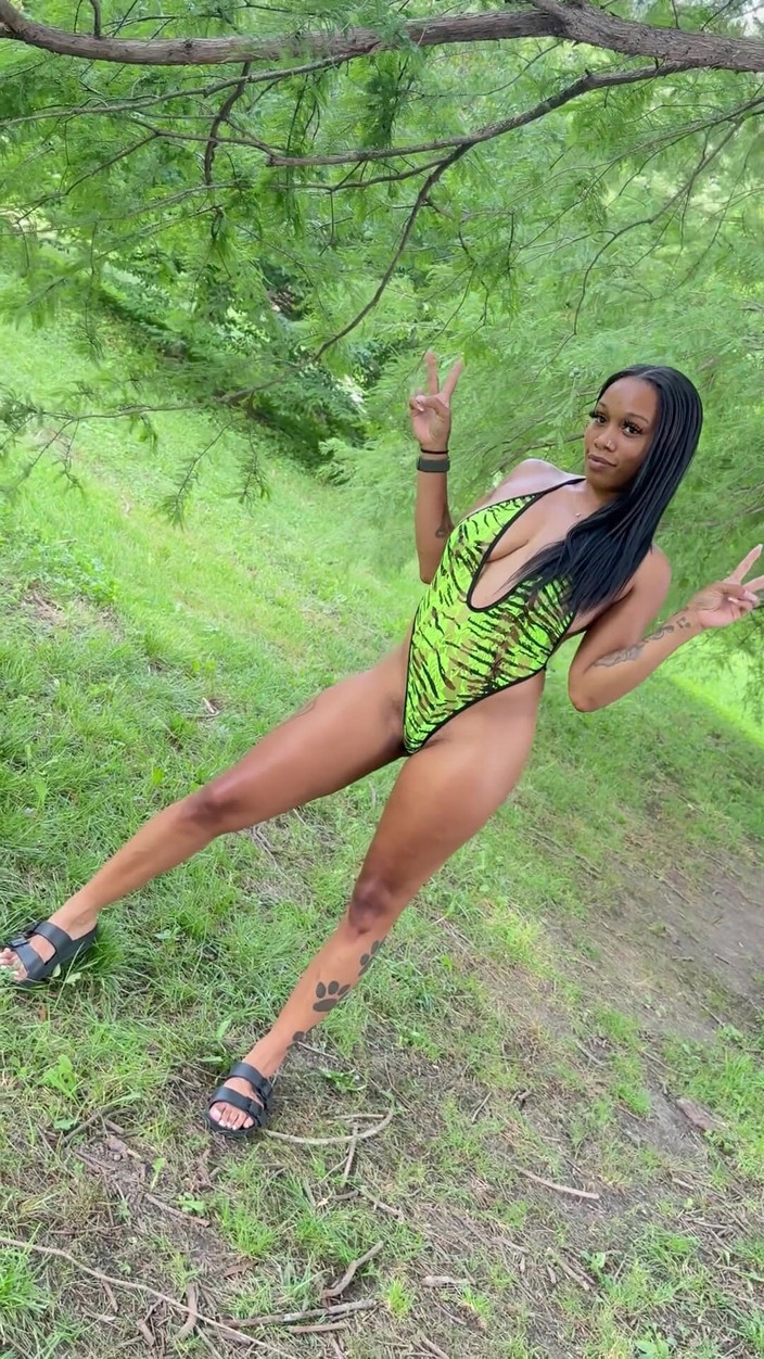 SexLoveRed: 在公园里裸体抓住我