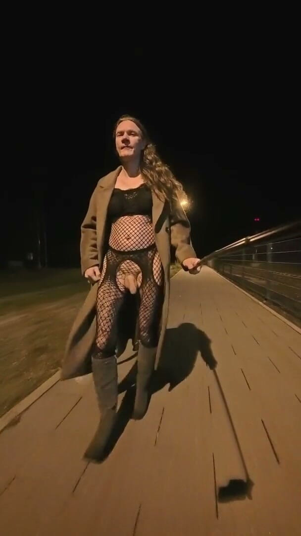 Slut Bella: Desnudo en la estación de tren y en la ciudad
