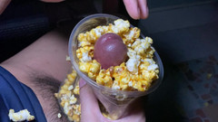 SinglePlayerBKK: Šukám popcorn při sledování filmu.