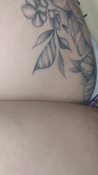 Si no me das tu coño virgen, le contaré a tu madrastra los piercings que te metiste en el pecho