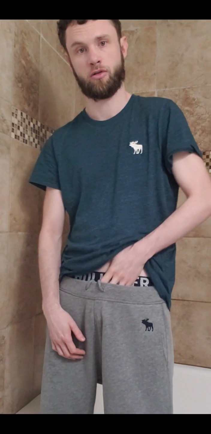 TalenJames: Melancap dan memancut mani di bilik mandi baru.