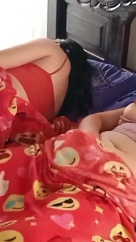 Dinlenen arkadaşımın yanında mastürbasyon yapıyor!