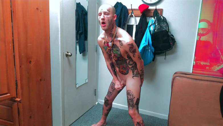 Straight ish Jake Grand: Plně potetovaný muž dildo ošukaný