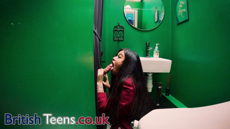 British Teens: 18 साल की एशियाई कॉलेज गर्ल ग्लोरीहोल पर लंड चूसती है