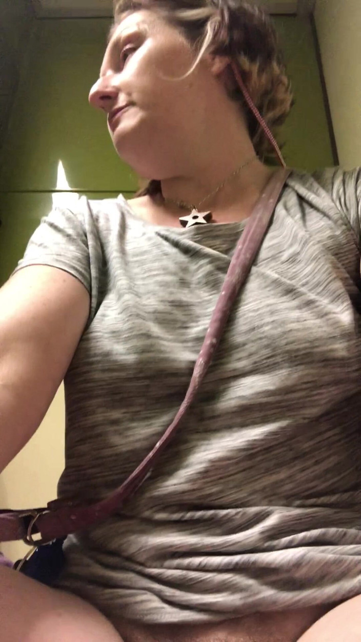 Pissing Paradise: 여행 중 핫한 섹시한 밀프를 놀라게 하는 냄새 나는 오줌